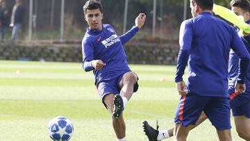 Rodrigo, durante el entrenamiento del Atlético, junto a Correa y Arias.