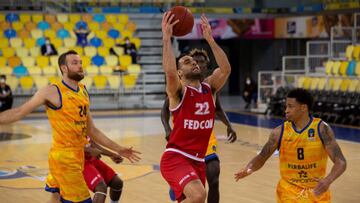 Slaughter mira la penetración O´Brien durante el segundo partido de semifinales de la Eurocopa entre el Herbalife Gran Canaria-Mónaco.