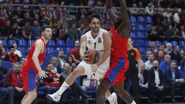 Campazzo, frenado por Hunter.