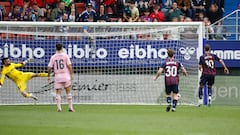 EIBAR, 02/06/2024.- El centrocampista del Eibar Ager Aketxe (d) anota un gol ante el Oviedo este domingo, durante un partido de Segunda División, en el Estadio Municipal de Ipurúa, en Eibar (País Vasco). EFE/ Javier Etxezarreta
