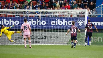 EIBAR, 02/06/2024.- El centrocampista del Eibar Ager Aketxe (d) anota un gol ante el Oviedo este domingo, durante un partido de Segunda División, en el Estadio Municipal de Ipurúa, en Eibar (País Vasco). EFE/ Javier Etxezarreta
