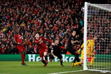 Andy Robertson mandó el balón al larguero de la portería de Jan Oblak tras un remate de cabeza.