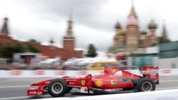 Kobayashi en Mosc&uacute; con su Ferrari.