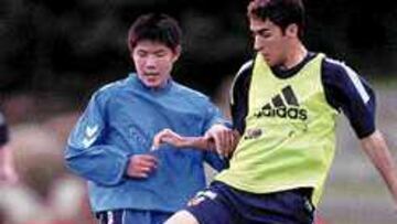 <B>UN SUEÑO COREANO.</B> Kim Bo, un chaval de la escuela Hyundai, pudo jugar al lado de Raúl.