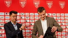 BILBAO, 05/02/2024.- El presidente del Athletic Club, Jon Uriarte (d), junto al director de Fútbol, Mikel González, este lunes en la rueda de prensa para hacer balance deportivo de mitad de temporada y analizar el cierre del mercado de invierno. EFE/Luis Tejido
