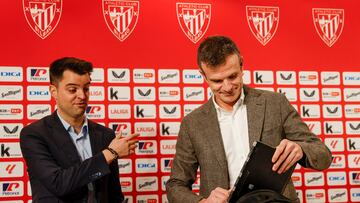 BILBAO, 05/02/2024.- El presidente del Athletic Club, Jon Uriarte (d), junto al director de F¨²tbol, Mikel Gonz¨¢lez, este lunes en la rueda de prensa para hacer balance deportivo de mitad de temporada y analizar el cierre del mercado de invierno. EFE/Luis Tejido