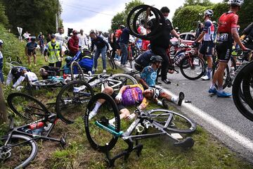 Las caídas han sido protagonistas de la primera etapa del Tour de Francia 2021, una de ellas por culpa de una pancarta de una espectadora. El corredor de Jumbo-Visma, Tony Martin, chocó con una espectadora que sostenía un cartel, lo que provocó que numerosos corredores se fueran al suelo. La segunda caída fue a 5 km de la meta cuando un corredor se fue al lateral provocando que varios corredores salieran catapultados. 