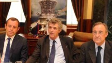 Sandro Rosell, Ángel Villar y Florentino Pérez, en una previa de la Supercopa.