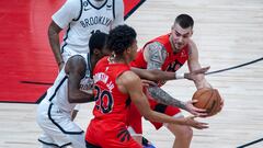 CAN011. TORONTO (CANADA), 23/11/2022 - El alero de los Toronto Raptors, Juancho Hernangomez (D), en acción durante la primera mitad del partido de baloncesto de la NBA entre los Brooklyn Nets y los Toronto Raptors en el Scotiabank Arena, Toronto (Canadá). EFE/ eduardo lima
