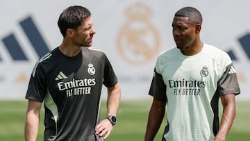 Alaba charla con Xabi Alonso durante un entrenamiento del Real Madrid.
