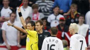 <b>EXPULSADO.</b> El alemán Schweinsteiger vio la tarjeta roja y no pudo acabar el partido.