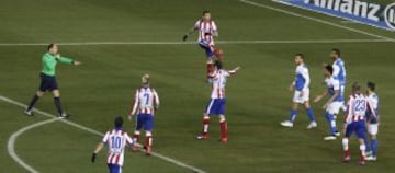 Mateu Lahoz señala la pena máxima.