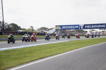 Inicio de la carrera de motoGP.