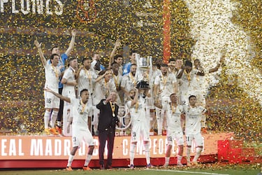 Los jugadores del Real Madrid celebran el triunfo.