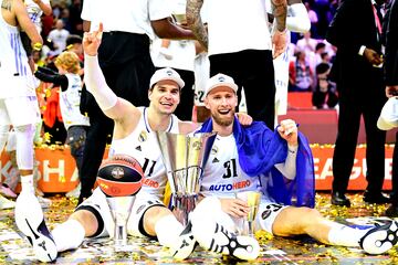 El palmar¨¦s de Hezonja y Musa con el Real Madrid es el mismo. Ambos llegaron al equipo blanco en el verano de 2022 y en estas dos temporadas han levantado la Euroliga de Kaunas (2023), las dos Supercopas (2022 y 2023), la Copa de M¨¢laga del pasado febrero (2024) y la Liga de este curso (2024). Hezonja s¨ª sab¨ªa lo que se sent¨ªa al ganar la Liga, algo que logr¨® con el Bar?a en 2014. En cambio, Musa ha logrado su primer t¨ªtulo liguero.