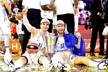 El palmarés de Hezonja y Musa con el Real Madrid es el mismo. Ambos llegaron al equipo blanco en el verano de 2022 y en estas dos temporadas han levantado la Euroliga de Kaunas (2023), las dos Supercopas (2022 y 2023), la Copa de Málaga del pasado febrero (2024) y la Liga de este curso (2024). Hezonja sí sabía lo que se sentía al ganar la Liga, algo que logró con el Barça en 2014. En cambio, Musa ha logrado su primer título liguero.