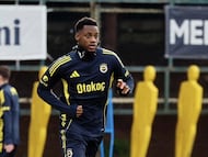 Jhon Durán se pierde el duelo de la Europa League por molestia en un pie