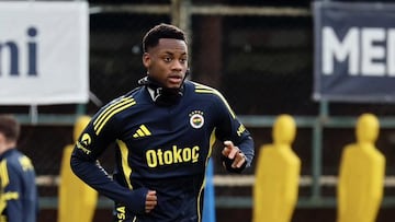 Jhon Durán se pierde el duelo de la Europa League por molestia en un pie