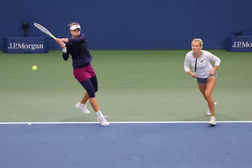 NEW YORK, NEW YORK - SEPTEMBER 07: Katerina Siniakova (L) and Barbora Krejcikova (R) of the Czech Republic return a shot against Gabriela Dabrowski of Canada and Giuliana Olmos of Mexico during their Women�s Doubles Quarterfinal match on Day Ten of the 2022 US Open at USTA Billie Jean King National Tennis Center on September 07, 2022 in the Flushing neighborhood of the Queens borough of New York City.   Mike Stobe/Getty Images/AFP