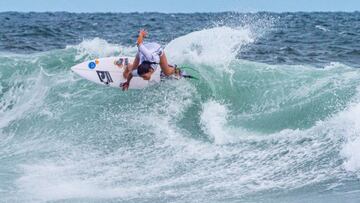 La surfista espa&ntilde;ola Luc&iacute;a Machado en la ola de La Bocana (El Salvador).