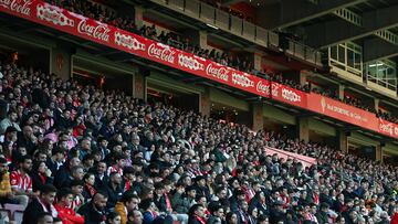01-01-25. IMAGEN DE LA TRIBUNA PRINCIPAL DEL ESTADIO EL MOLINÓN REPLETA DE AFICIONADOS.