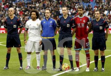 Real Madrid vs Real Sociedad.
El árbitro José Luis González, arropado por los capitanes de ambos equipos, Marcelo y Xabi Prieto, los asistentes Jose María Sánchez, Jose E. Naranjo y el cuarto árbitro Hector Juan Bustos.