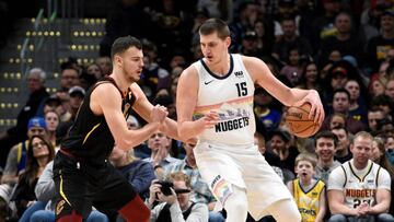 Nikola Jokic, frente a Ante Zizic durante el Denver Nuggets-Cleveland Cavaliers.