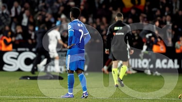 Durante la celebración del tercer gol del Albacete, un aficionado lanza una cáscara de plátano desde la grada mientras Vinicius permanece en el terreno de juego.