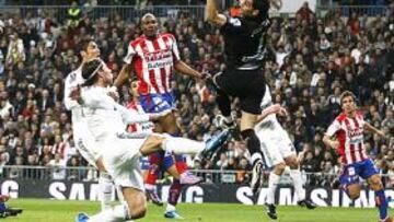<b>CON CARÁCTER. </b>Juan Pablo evitó que el resultado fuera más amplio para el Madrid. En la imagen, intercepta un centro peligroso que iba directo a Sergio Ramos.