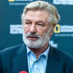 Alec Baldwin se reúne con el esposo e hijo de Halyna Hutchins después del accidente