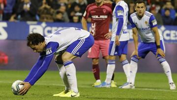 Eguaras sitúa el balón en el punto de penalti frente al Albacete.