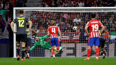 Soccer Football - Champions League - Atletico Madrid v Lille - Civitas Metropolitano, Madrid, Spain - October 23, 2024 Lille's Jonathan David scores their second goal from the penalty spot REUTERS/Juan Medina