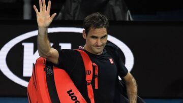 Roger Federer abandona la pista del Rod Laver Arena tras caer ante Novak Djokovic en las semifinales del Open de Australia.