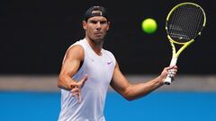 Rafa Nadal devuelve una bola durante un entrenamiento previo al Open de Australia.