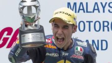 Luis Salom celebra su victoria en Sepang.