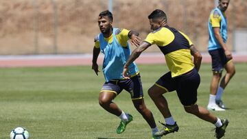 Jonathan Viera, entrenando con Vitolo.