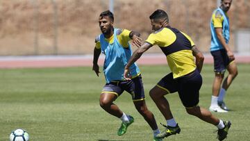 Jonathan Viera, entrenando con Vitolo.