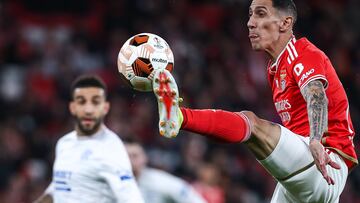 Di María controla un balón ante el Rangers.