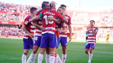 Los jugadores del Granada, celebrando el primer gol al Lugo.
