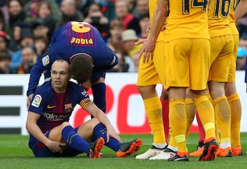 Iniesta se ha echado la mano a la parte posterior del muslo derecho.