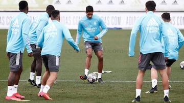 La plantilla del Real Madrid se entrenó antes de medirse a la Atalanta en Bérgamo.