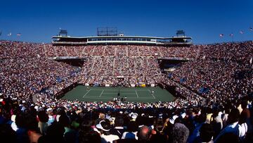 La primera edición de este campeonato se disputó cuatro años más tarde que Wimbledon, en 1881. Sus instalaciones estaban en Queens, en Estados Unidos. Las dos pistas más importantes son la Arthur Ashe, en honor al tenista afroamericano y el famoso estadio Louis Amstrong, con la finalidad de homenajear al artista de jazz. Es un torneo que nunca se ha interrumpida. A pesar de la Primera y Segunda Guerra Mundial, se siguió jugando.