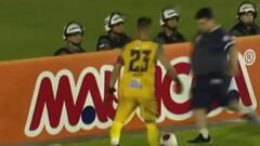 El portero intenta perder tiempo y el pasapelotas le hace esto: ¡notable!