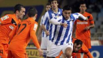 El delantero uruguayo de la Real Sociedad, Gonzalo &quot;Chori&quot; Castro, trata de avanzar ante Fern&aacute;ndez y Garay, del C&oacute;rdoba, durante el partido de la Copa del Rey disputado hoy en el estadio de Anoeta de San Sebasti&aacute;n. 