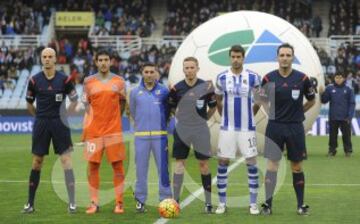 El árbitro Hernández Hernández acompañado por sus asistentes Sobrino Magán y Naranjo Pérez, el cuarto árbitro Jiménez González y los capitanes Parejo y Xabi Prieto.
