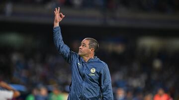 Andre Soares Jardine head coach of America receives red card during the Semi-Final first leg match between Cruz Azul and America as part of the Liga BBVA MX, Torneo Clausura 2025 at Olimpico Universitario Stadium on May 15, 2025 in Mexico City, Mexico.