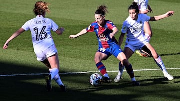 La delantera del Levante Esther Gonz&aacute;lez (c) controla un bal&oacute;n durante el encuentro de la jornada 23 de Liga Iberdrola, este domingo en el estadio Ciudad deportiva Real Madrid. EFE/V&iacute;ctor Lerena