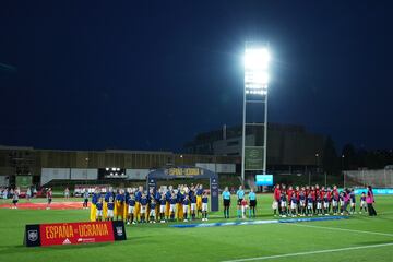 Formación de los equipos de España y Ucrania.
