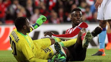 GRAF3153. BILBAO, 15/03/2018.- El jugador del Athletic I&ntilde;aki Williams (d) y el protero del Olympique de Marsella Mandanda (i), durante el partido de vuelta de octavos de final de la Liga Europa que el Athletic de Bilbao y Olympique de Marsella disp