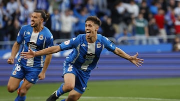 Pepe Sánchez celebra su gol ante el Castilla junto a Pablo Martínez.